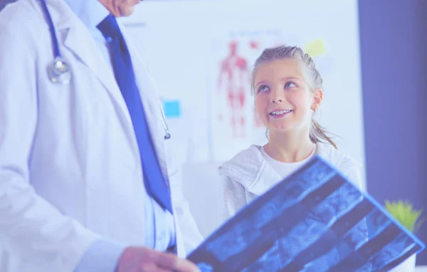 Niña con su madre en un médico en consulta —  Fotos de Stock