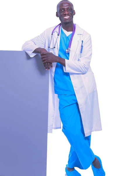 Médecin homme tenant une pancarte vide. Docteur. Panneau publicitaire — Photo