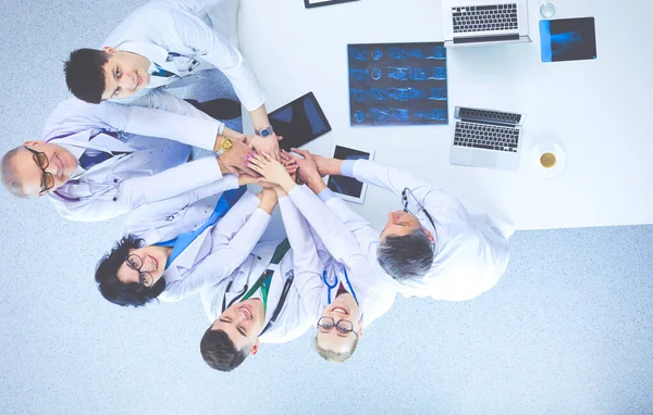 Ärzte und Krankenschwestern in einem medizinischen Team beim Händestapeln — Stockfoto