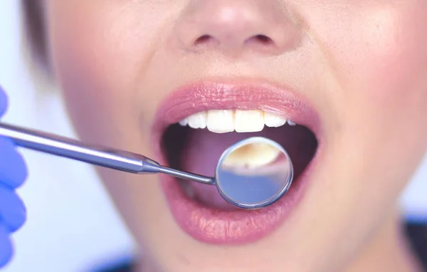 Dentista e paciente sentado no consultório odontológico — Fotografia de Stock