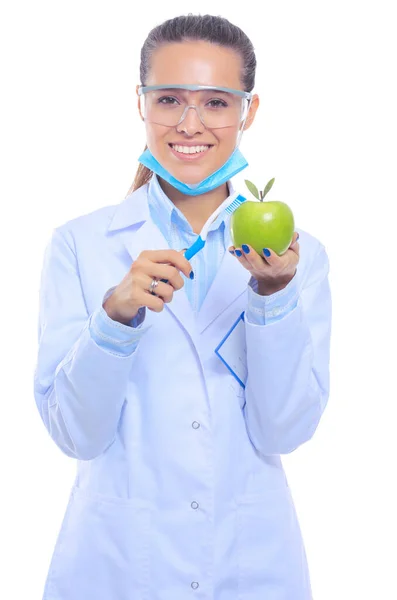 Tandläkare läkare kvinna hålla grönt färskt äpple i handen och tandborste. Tandläkare. Kvinnliga läkare — Stockfoto