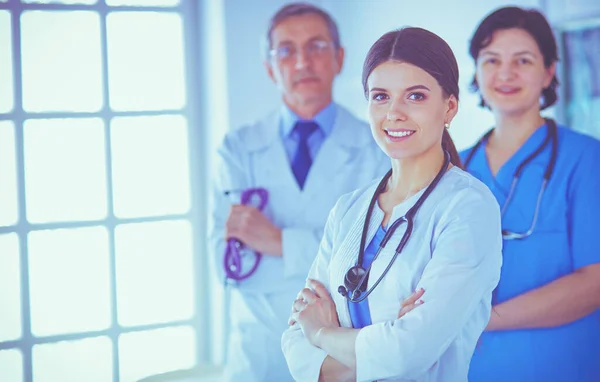 Groep artsen en verpleegkundigen in een ziekenhuiskamer — Stockfoto