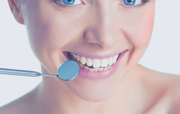 Zęby kobiety i lusterko dentystyczne — Zdjęcie stockowe