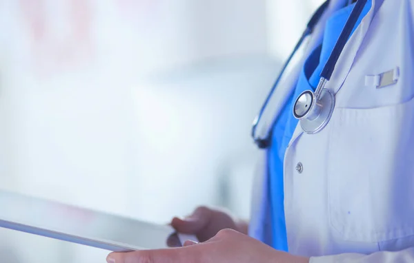 Ärztin benutzt Tablet-Computer in Krankenhauslobby — Stockfoto