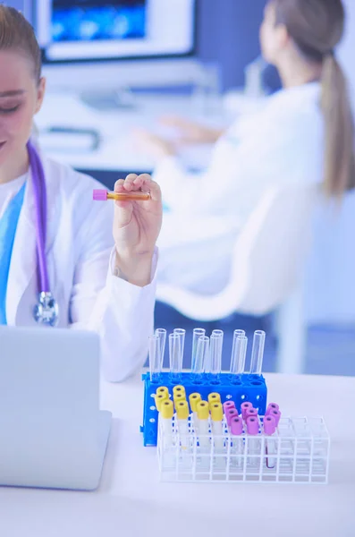 Asistente de laboratorio sosteniendo tubo de ensayo. — Foto de Stock