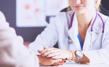 Kadın doktor yaşlılara hastanede el ele tutuşmalarında yardım ediyor