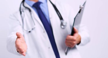 Dost canlısı erkek doktor, sarılmaya hazır.