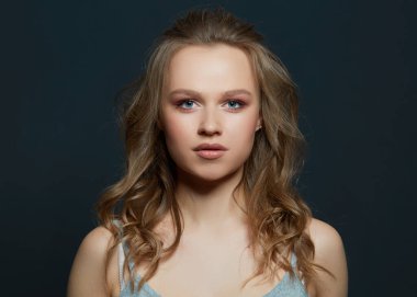 Bronz tenli güzel kadınlar. Temiz cilt - siyah üzerine izole