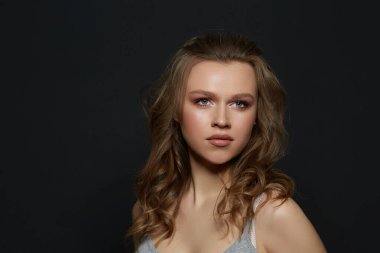 Bronz tenli güzel kadınlar. Temiz cilt - siyah üzerine izole