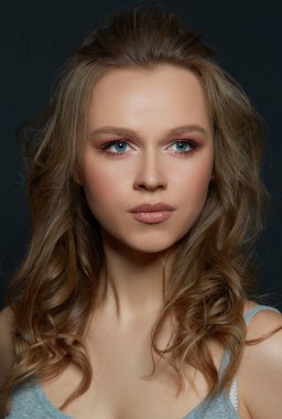 Bronz tenli güzel kadınlar. Temiz cilt - siyah üzerine izole