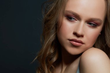 Bronz tenli güzel kadınlar. Temiz cilt - siyah üzerine izole