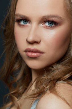 Bronz tenli güzel kadınlar. Temiz cilt - siyah üzerine izole