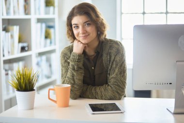 Öğrenci evdeki bir masada dizüstü bilgisayarla çalışıyor ve öğreniyor.