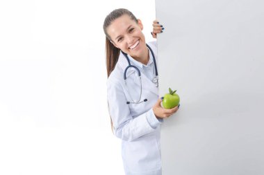 Elmalı ve boş pankartıyla gülümseyen doktor. Kadın doktorlar.