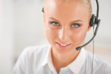 Ofis masasında oturan güzel bayan operatörün portresi.