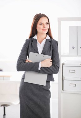 Ofiste kollarını kavuşturmuş duran iş kadını portresi..