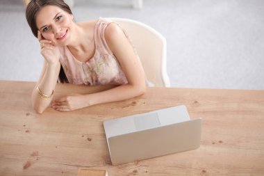 İş kadını ellerini başının arkasına koyup bir sandalyeye oturarak rahatlıyor. iş kadını