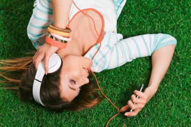 Yeşil çimlerde oturan genç bir kadın. Portreit genç bayan