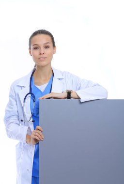Boş reklam panosu olan bir kadın doktor. Kadın doktor