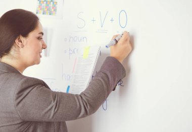 İş, eğitim ve ofis konsepti - yönetim kurulu ile iş ekibi bir şey tartışıyor.