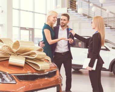 Bir erkek karısına bir araba hediye eder. O buna şaşırdı. Çok mutlular.