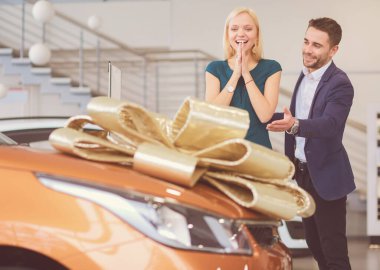 Bir erkek karısına bir araba hediye eder. O buna şaşırdı. Çok mutlular.