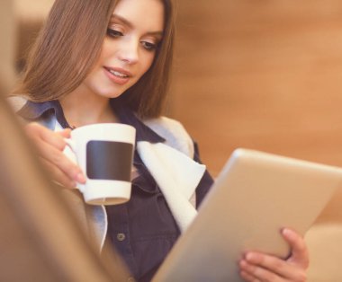 Güzel genç kadın yüzünün yakın portresi.