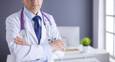 Parlak ofisinde gülümseyen bir doktorun portresi.