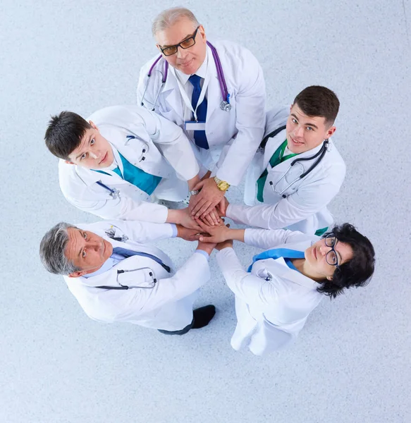 Lékařský tým sedí a diskutuje u stolu, pohled shora — Stock fotografie