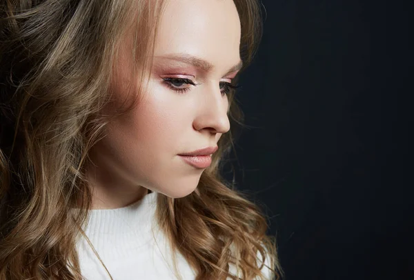 Portret van mooie vrouw model met verse dagelijkse make-up en romantische golvende kapsel — Stockfoto