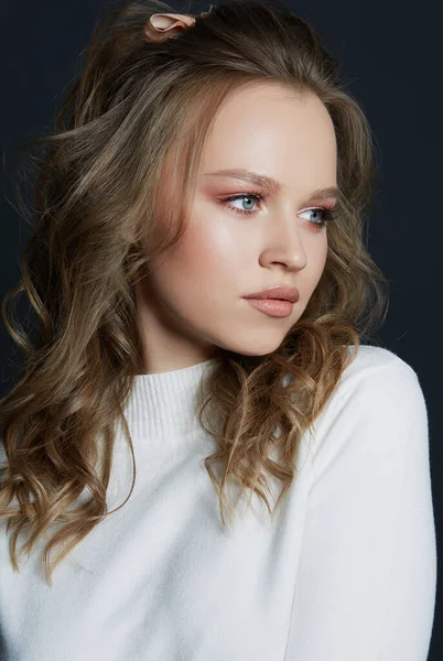 Retrato de modelo de mulher bonita com maquiagem diária fresca e penteado ondulado romântico — Fotografia de Stock