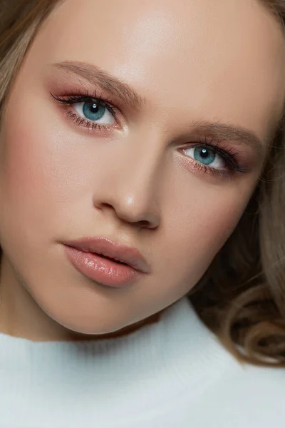 Retrato de modelo de mujer hermosa con maquillaje diario fresco y peinado ondulado romántico — Foto de Stock