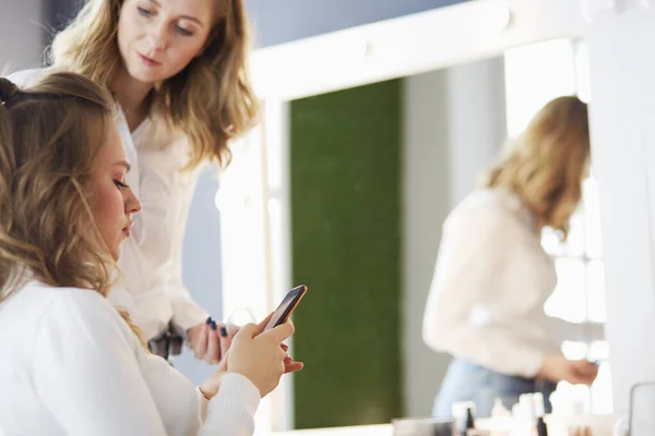 Make up artist facendo professionale make up di giovane donna — Foto Stock