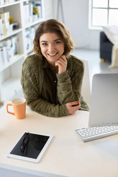 Linda estudante sorrindo feminino usando o serviço de educação on-line — Fotografia de Stock