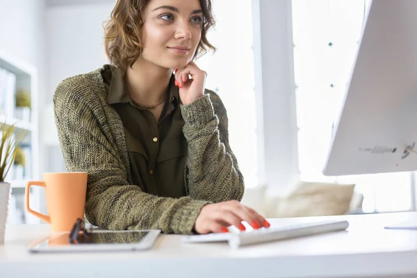 Mujer joven mirando en la pantalla del ordenador portátil viendo curso de formación — Foto de Stock