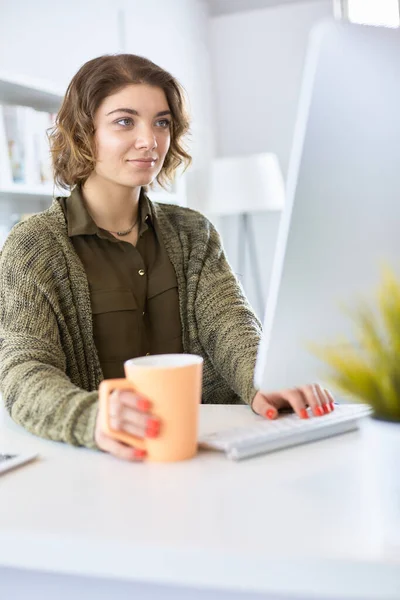 Étudier et apprendre en ligne avec un ordinateur portable dans un bureau à la maison — Photo