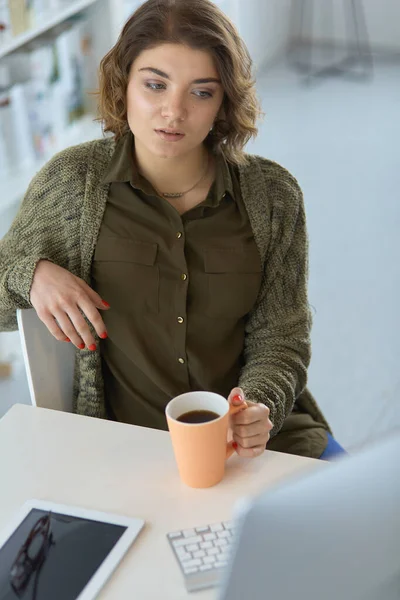 Linda estudante sorrindo feminino usando o serviço de educação on-line — Fotografia de Stock