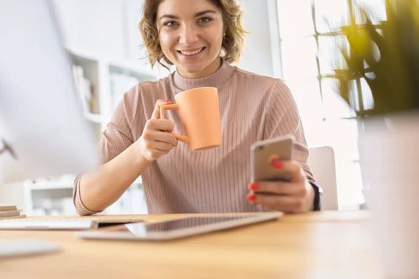 Retrato de menina bonita usando seu telefone celular e beber café — Fotografia de Stock