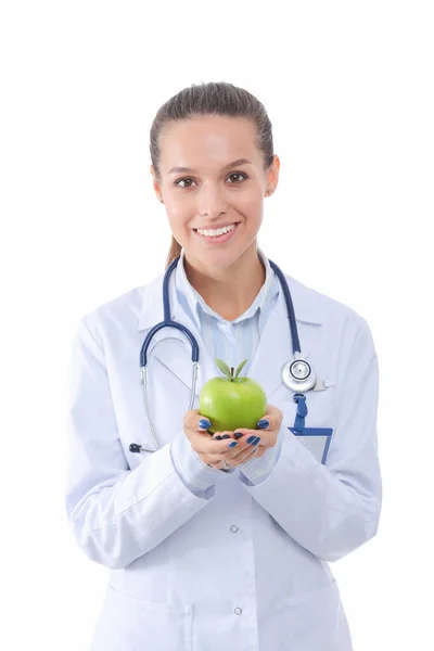 Usmívající se doktorka se zeleným jablkem. Ženský lékař — Stock fotografie