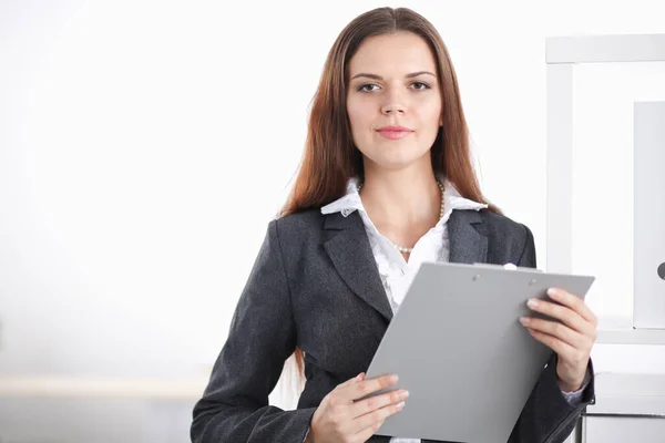 Retrato de mujer de negocios de pie con los brazos cruzados en la oficina . —  Fotos de Stock