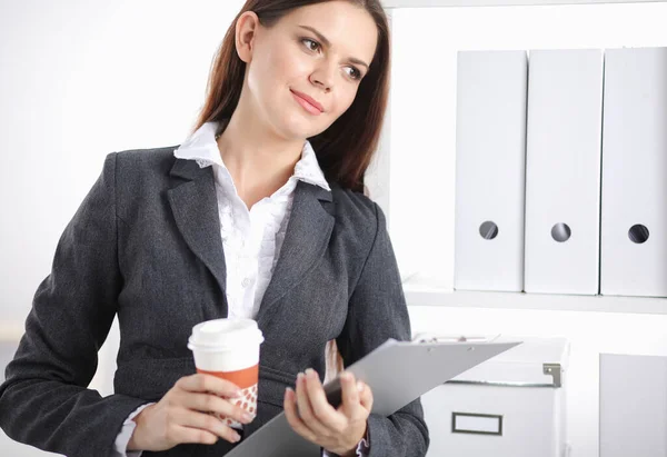 Portrait of business woman standing with crossed arms in office. — Stock Photo, Image