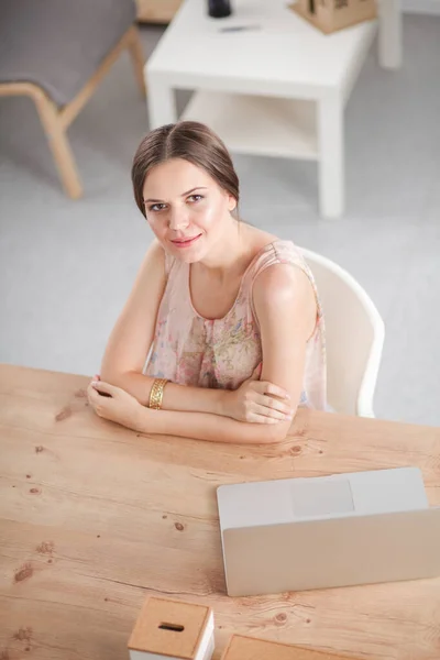 Femme d'affaires se détendre avec ses mains derrière la tête et assis sur une chaise. femme d'affaires — Photo