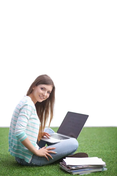 Jeune femme avec ordinateur portable assis sur l'herbe verte. Portreit jeune femme — Photo