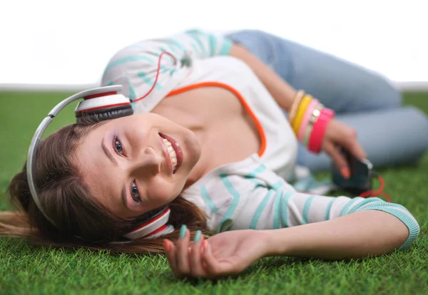 Jovem mulher ouvindo a música. Jovem mulher — Fotografia de Stock