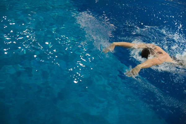 Nadador masculino en la piscina. Foto submarina. Nadador masculino . —  Fotos de Stock