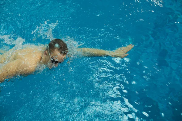 Male swimmer at the swimming pool. Underwater photo. Male swimmer. — Stock Photo, Image