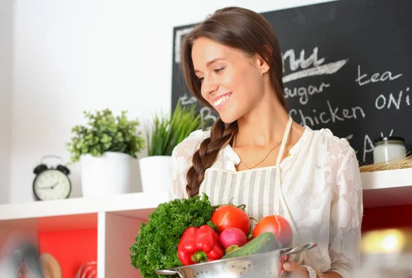 Jeune femme cuisinant dans la cuisine. Jeune femme — Photo