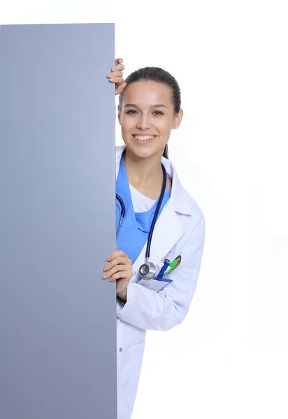 Seorang dokter wanita dengan billboard kosong. Dokter wanita — Stok Foto