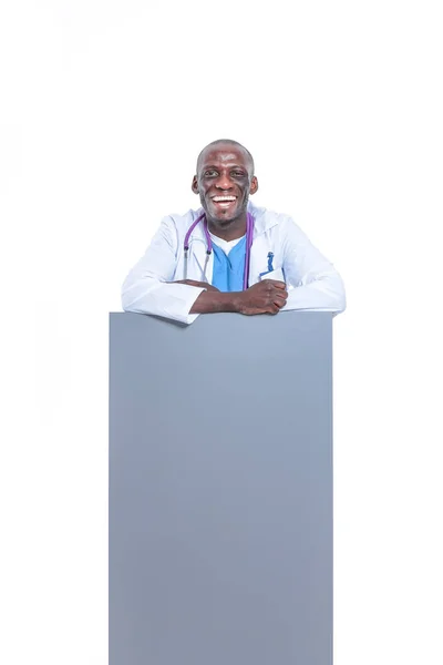 Médecin homme tenant une pancarte vide. Docteur. Panneau publicitaire — Photo