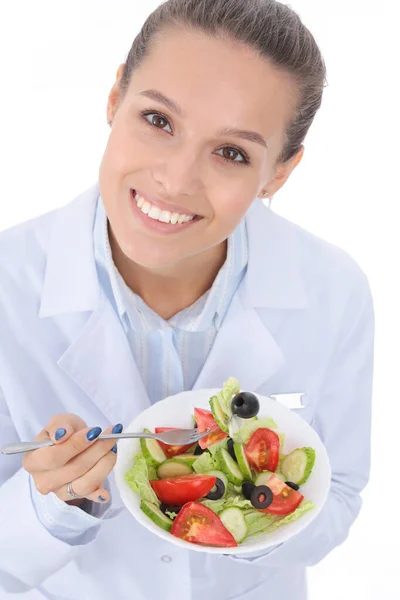 Retrato de una hermosa doctora sosteniendo un plato con verduras frescas. Mujeres doctores. — Foto de Stock